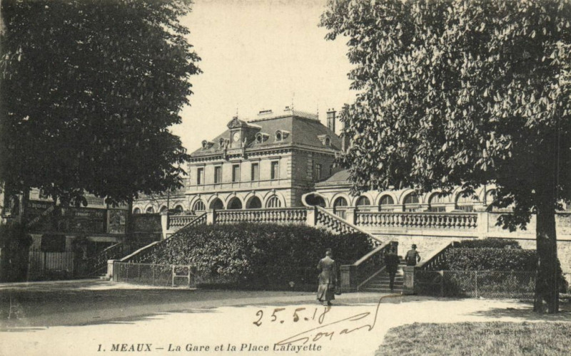 Carte postale ancienne Meaux - Le Gare et la Place Lafayette à Meaux