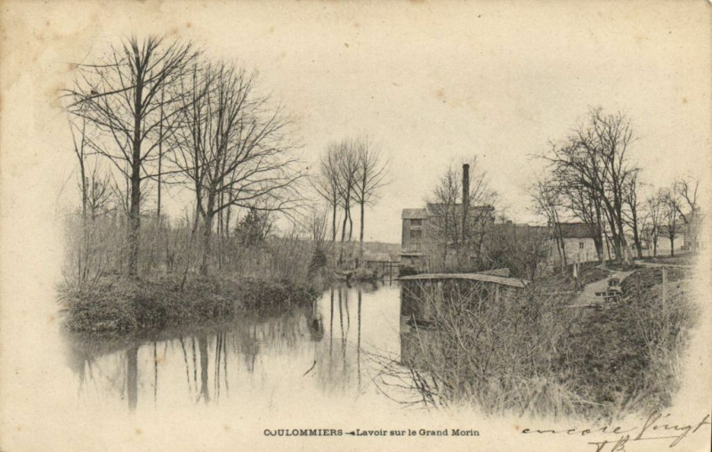 Carte postale ancienne Coulommiers - Lavoir sur le Grand Morin à Coulommiers