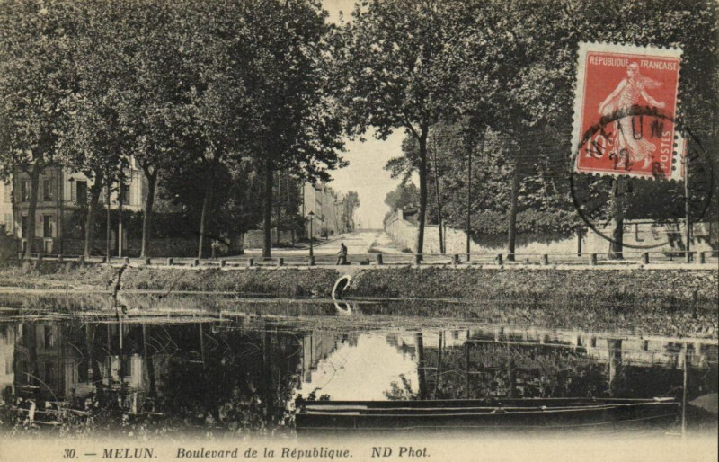 Carte postale ancienne Melun Boulevard de la Republique à Melun