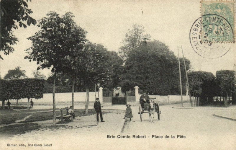 Carte postale ancienne Brie Comte Robert - Place de la Fete à Brie-Comte-Robert