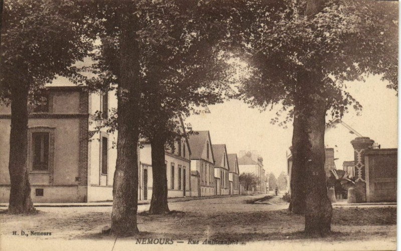 Carte postale ancienne Nemours - Rue Anthenuine à Nemours