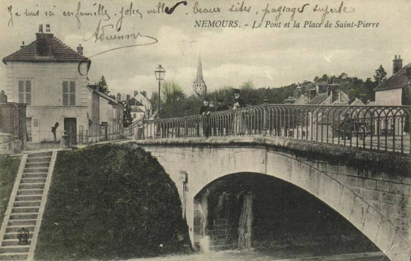 Carte postale ancienne Nemours - Le Pont et la Place de St-Pierre à Nemours