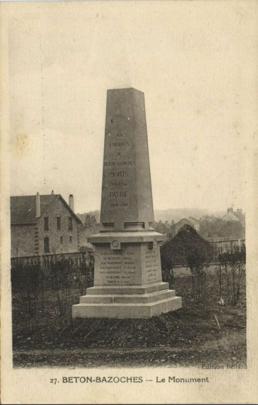 Carte postale ancienne Beton-Bazoches - Le Monument à Beton-Bazoches