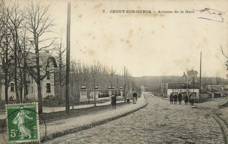 Carte postale ancienne Crouy-Sur-Ourcq - Avenue de la Gare à Crouy-sur-Ourcq