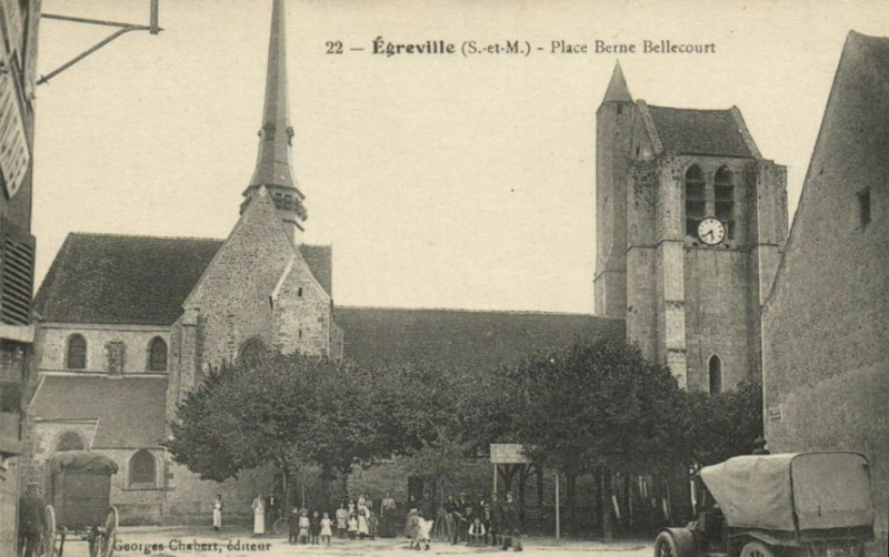 Carte postale ancienne Egreville - Place Berne Bellecourt à Égreville