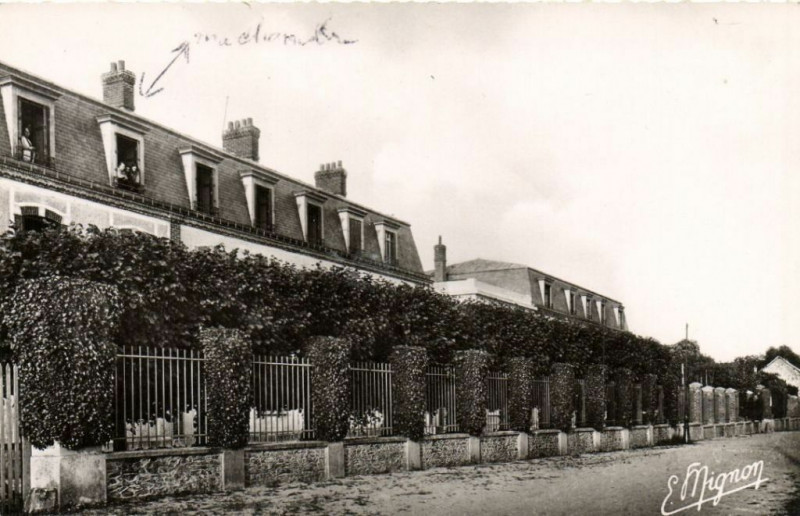 Carte postale ancienne Tournan-en-Brie Fondation Pereire - Les Facades à Tournan-en-Brie