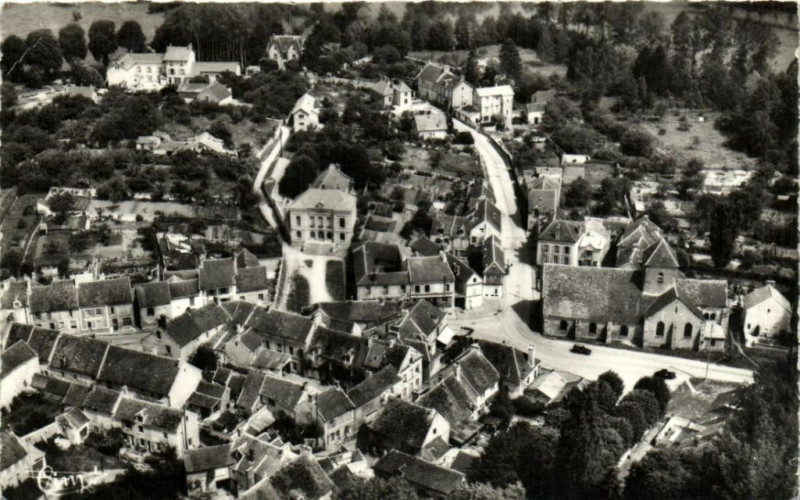 Carte postale ancienne Saint-Cyr-sur-Morin A-Le Centre à Saint-Cyr-sur-Morin