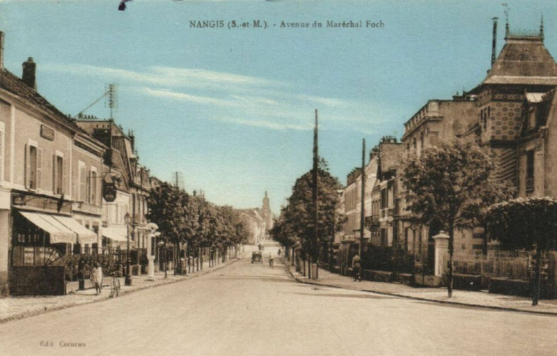 Carte postale ancienne Nangis - Avenue de Maarechal Foch à Nangis
