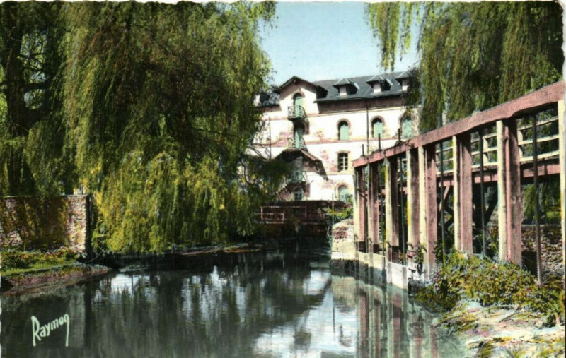 Carte postale ancienne Images de France Guerard Une vue du vieux moulin à Guérard