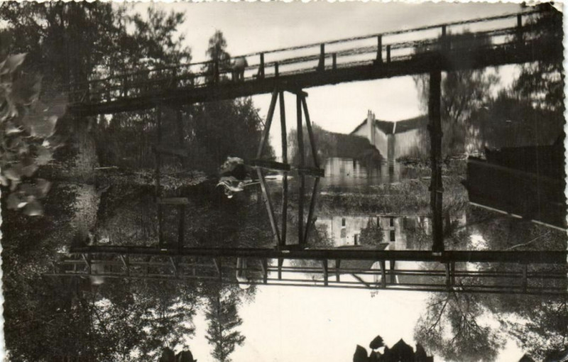 Carte postale ancienne Guerard Passerelle sur le Morin à Guérard