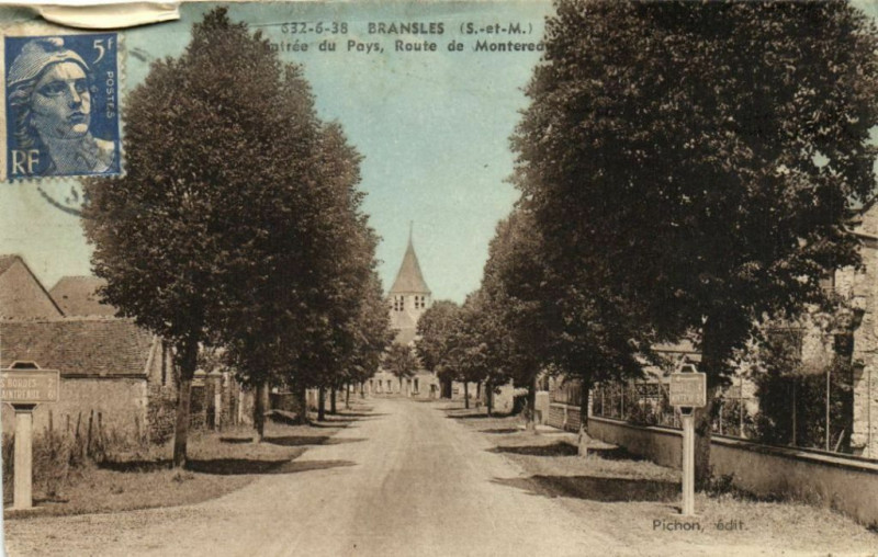 Carte postale ancienne Bransles Entrée du Pays Route de Monteredu à Bransles