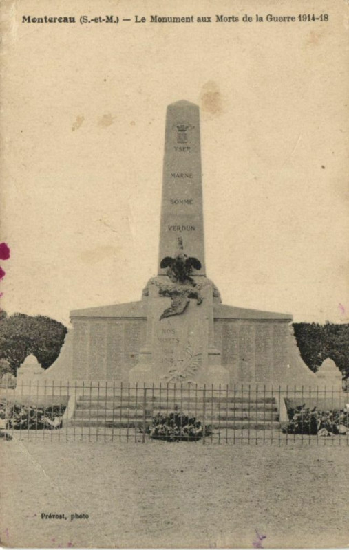 Carte postale ancienne Montereau Le Monument aux Morts de la Guerre 1914-18