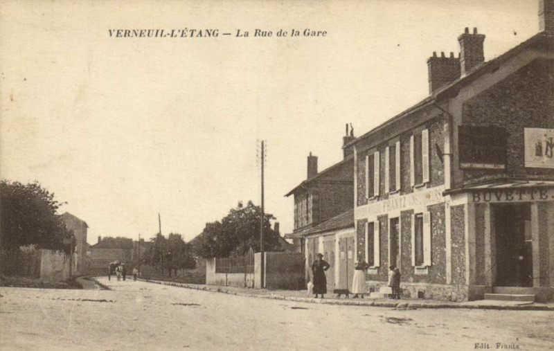 Carte postale ancienne Verneuil-L'Etang - La Rue de la Gare à Verneuil-l'Étang