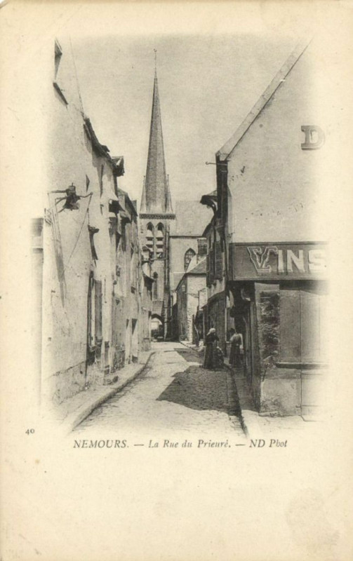 Carte postale ancienne Nemours - La Rue du Prieure - à Nemours