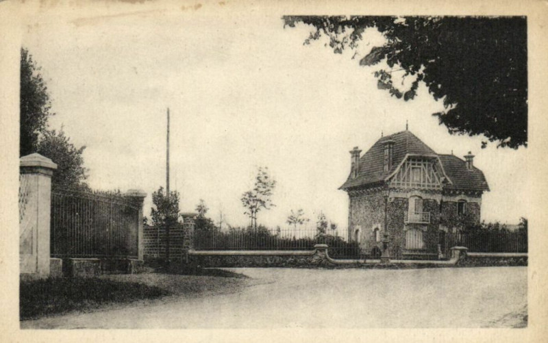 Carte postale ancienne La Demi-Lune a Voisins
