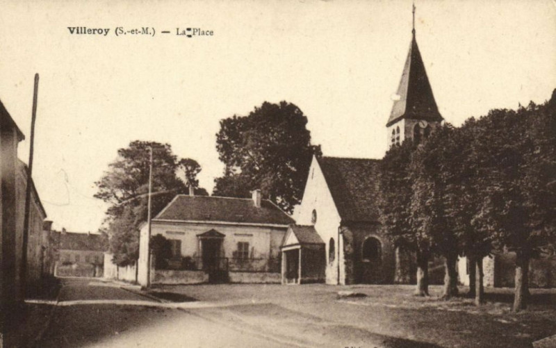 Carte postale ancienne Villeroy - La Place à Villeroy