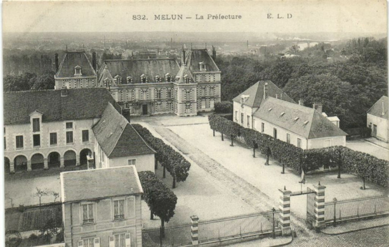 Carte postale ancienne Melun - La Prefecture à Melun