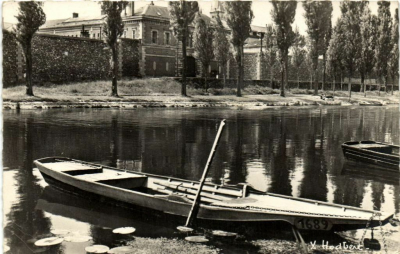 Carte postale ancienne Melun Vue sur la Saine & la haupteur de potes de la maison à Melun