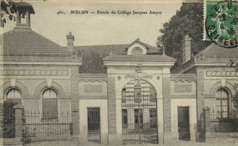 Carte postale ancienne Melun - Entrée du College Jacques Amyont à Melun