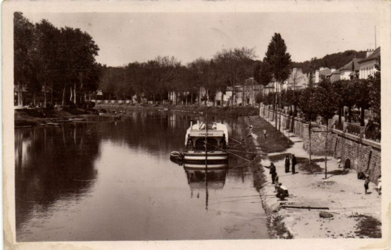 Carte postale ancienne Melun La Seine et la Quai Pasteur à Melun