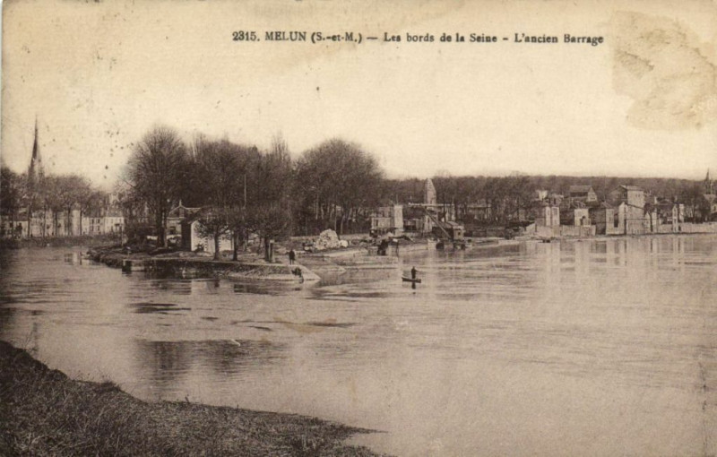 Carte postale ancienne Melun - Les bords de la Seine - L'ancien Barrage à Melun