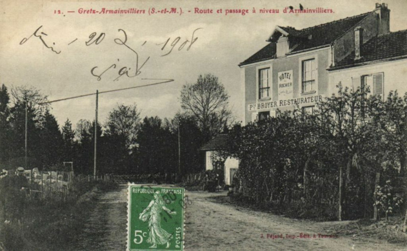 Carte postale ancienne Gretz Armainvilliers - Route et passage a niveaux à Gretz-Armainvilliers