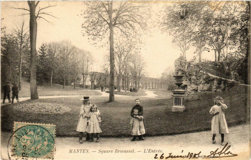 Carte postale ancienne Mantes Square Brieussel - L'Entrée
