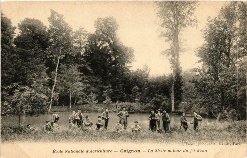 Carte postale ancienne Ecole Nationale d'Agriculture Grignon La Seste autour du jet d'eau