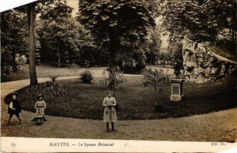 Carte postale ancienne Mantes Le Square Brieussel