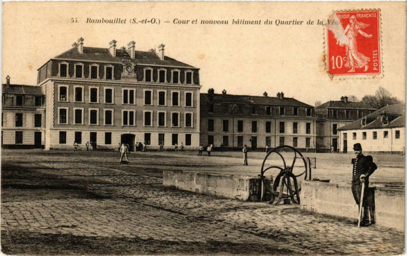 Carte postale ancienne Rambouillet Cour et nouveau batiment du Quartier à Rambouillet