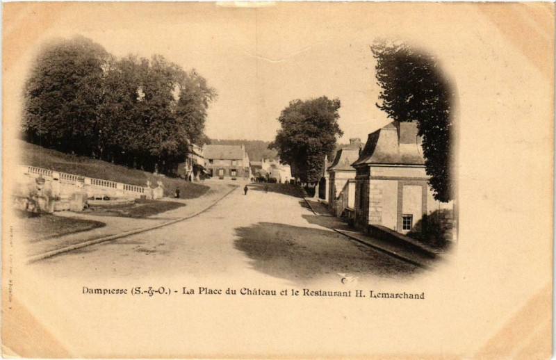 Carte postale ancienne Dampierre La Place du Chateau et le Restaurant