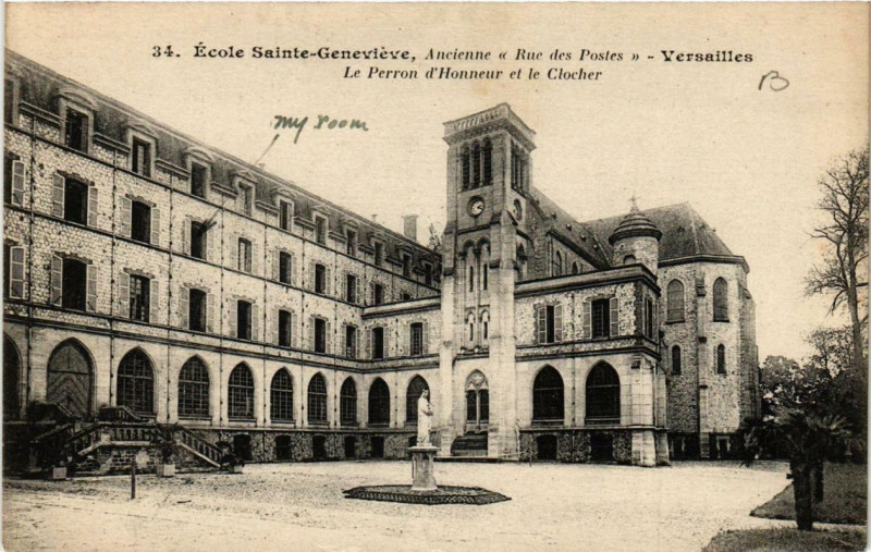 Carte postale ancienne Ecole Ste-Genevive Versailles Le Perron d'Honneur et le Clocher à Versailles