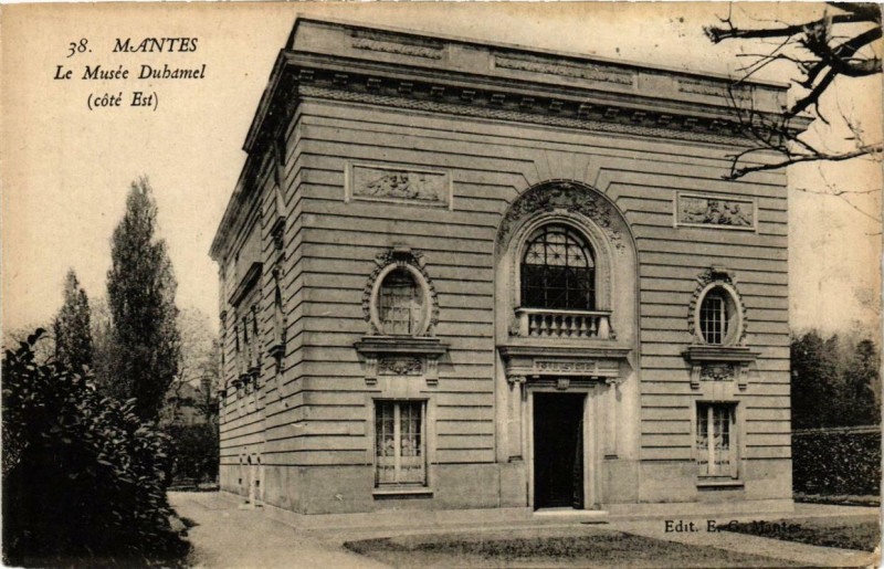 Carte postale ancienne Mantes Le Musée Dubamel