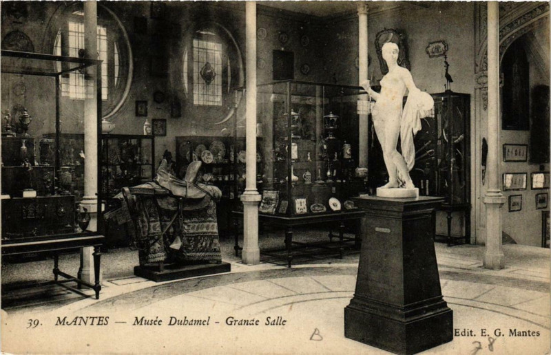 Carte postale ancienne Mantes Musée Dubamel - Grande Salle