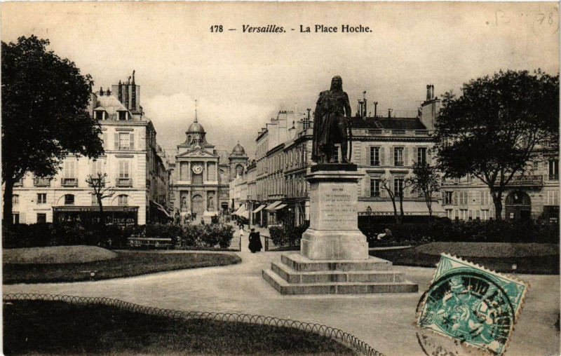 Carte postale ancienne Versailles La Place Hoche à Versailles