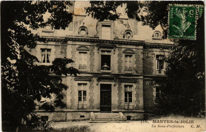Carte postale ancienne Mantes-la-Jolie La Sous-Prefecture à Mantes-la-Jolie