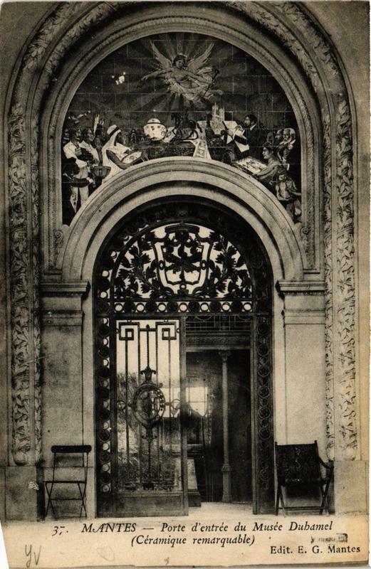 Carte postale ancienne Mantes Porte d'entrée du Musée Dubamel