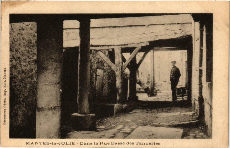 Carte postale ancienne Mantes-la-Jolie Dans la Rue Basse des Tanneries à Mantes-la-Jolie