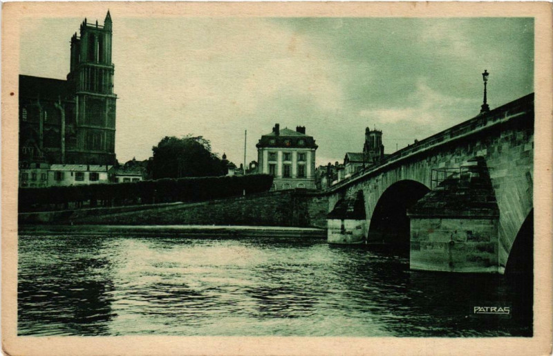 Carte postale ancienne Mantes-sur-Seine Le Pont