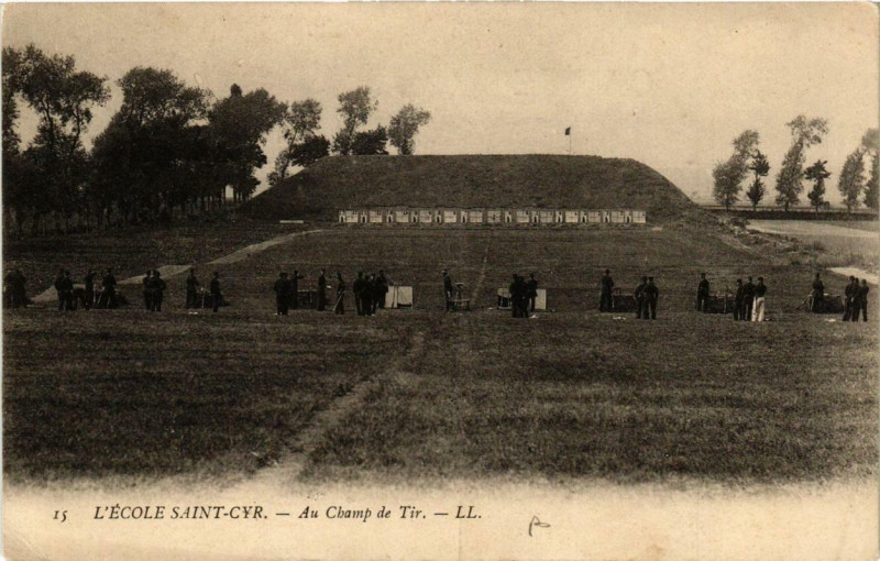 Carte postale ancienne L'Ecole Saint-Cyr Au Champ de Tir