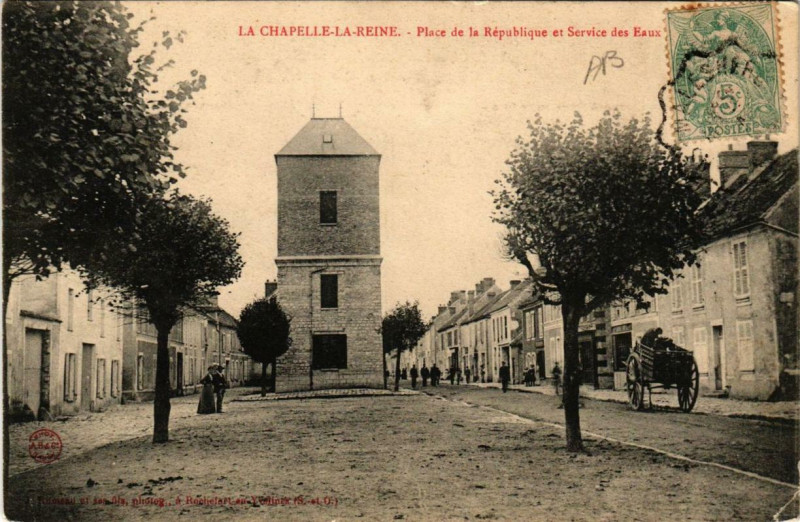 Carte postale ancienne La Chapelle-la-Reine Place de la Republique et Service des Eaux