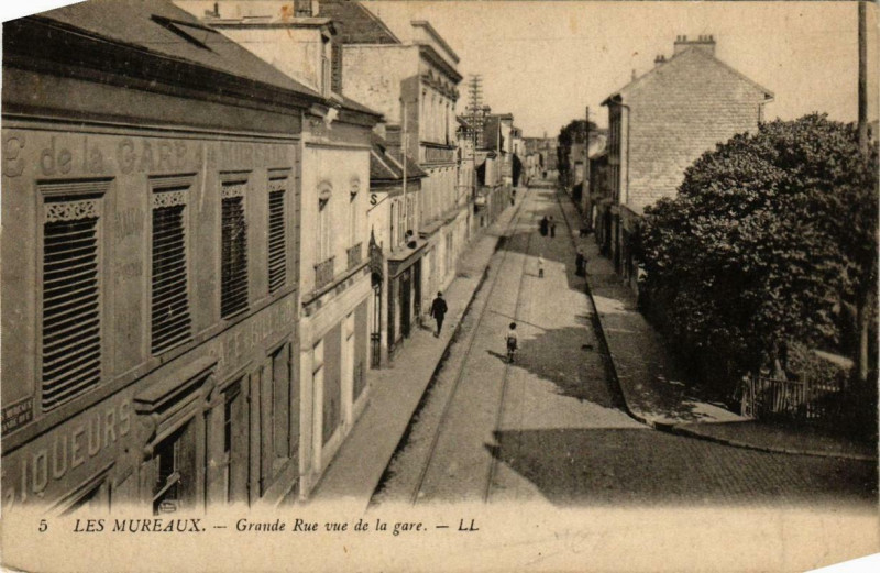 Carte postale ancienne Les Mureaux Grande Rue vue de la gare aux Mureaux