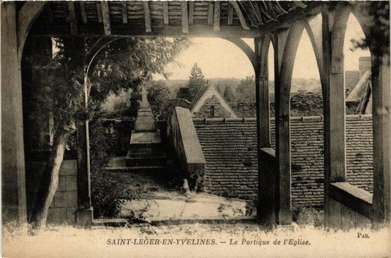 Carte postale ancienne Saint-Leger-en-Yvelines Le Portique de Eglise à Saint-Léger-en-Yvelines