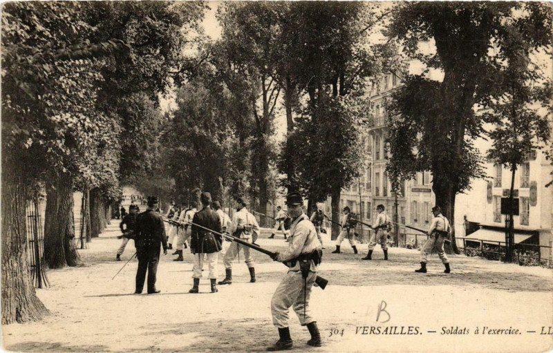 Carte postale ancienne Versailles Soldats a l'exercice à Versailles