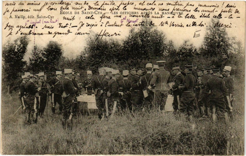 Carte postale ancienne Ecole de Saint-Cyr Les Officiers apres la Manoeuvre