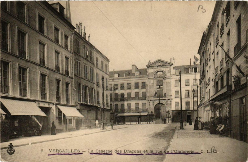 Carte postale ancienne Versailles La Caserne des Dragons et la rue de l'Orangerie à Versailles