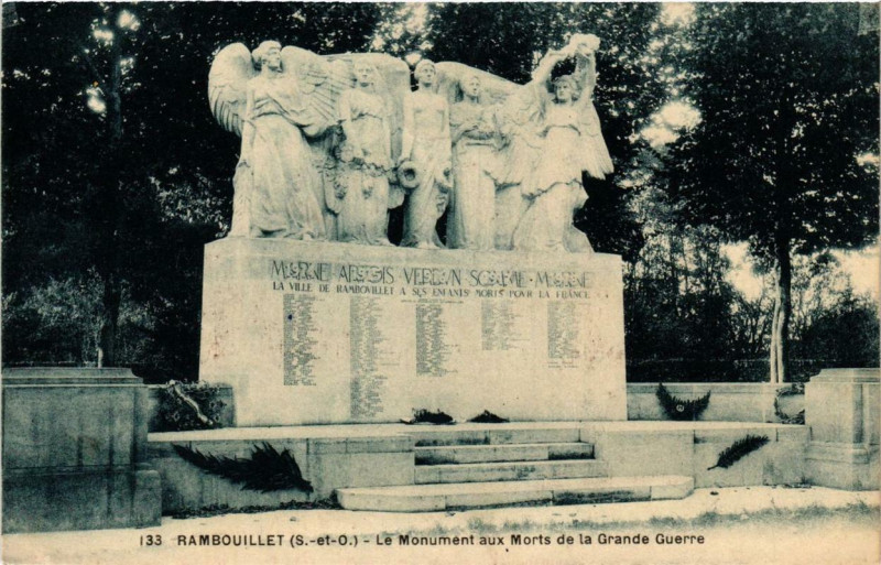 Carte postale ancienne Rambouillet Le Monument aux Morts de la Grande Guerre à Rambouillet