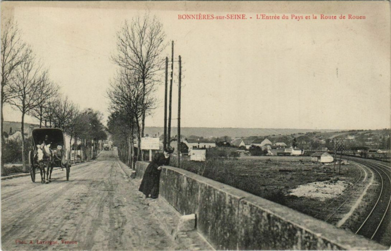 Carte postale ancienne L'Entrée du Pays et la Route de Rouen à Bonnières-sur-Seine
