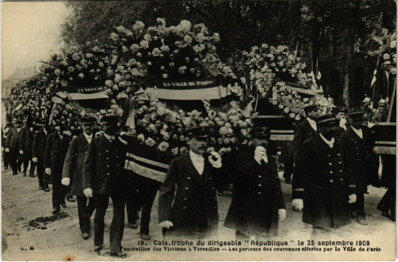 Carte postale ancienne Catastrophe - Catastrophe du Dirigeable Republique Funerailles