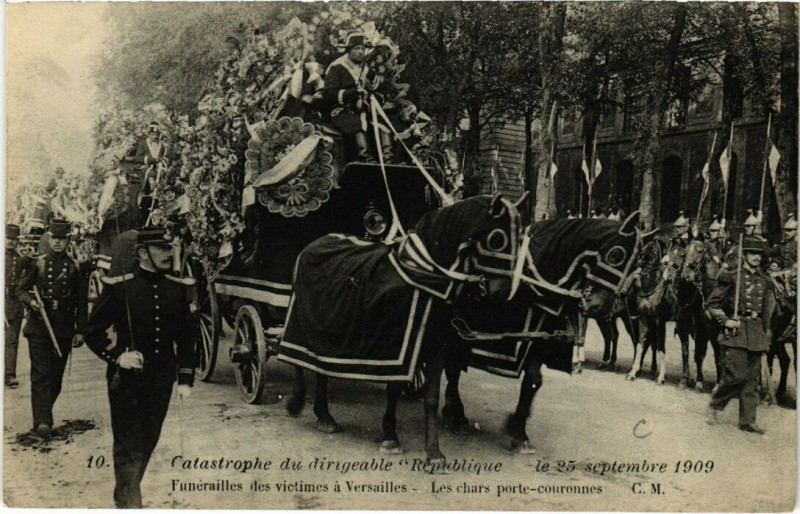 Carte postale ancienne Catastrophe - Catastrophe du Dirigeable Republique Funerailles